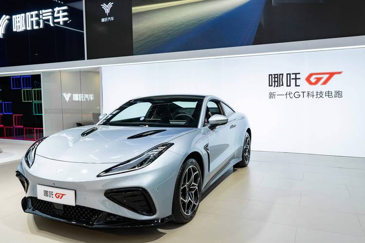 成都63哪吒汽车在智能汽车领域的表现，领途汽车在新能源汽车市场中的影响力